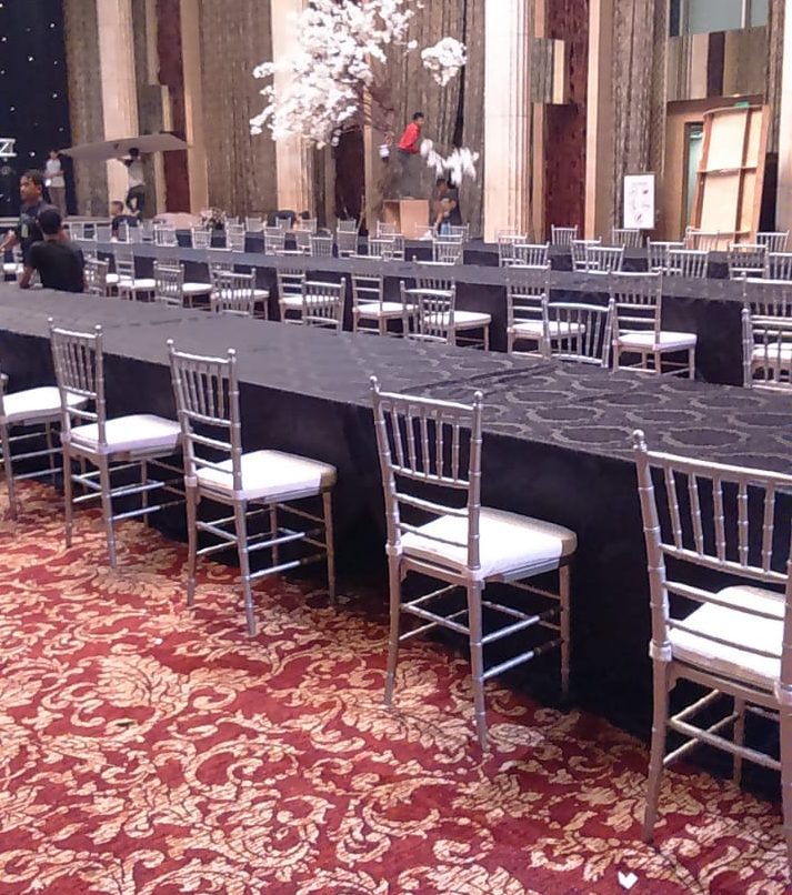 Sewa kursi Tiffany Silver Jakarta – kursi elegan warna perak untuk acara pernikahan & event profesional