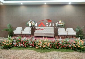 dekorasi taman mini untuk panggung pernikahan