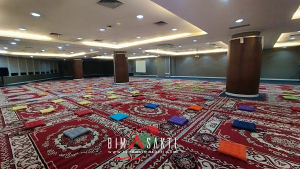 Sewa Karpet Permadani Turki warna merah maroon untuk pernikahan dan acara lesehan, Karpet Permadani Turki elegan, Rental karpet permadani Turki mewah