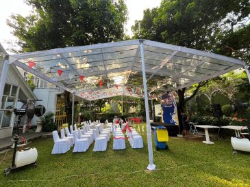 Sewa tenda transparan elegan untuk wedding outdoor di Jakarta. "Tenda transparan dengan dekorasi, Rental tenda clear untuk garden party