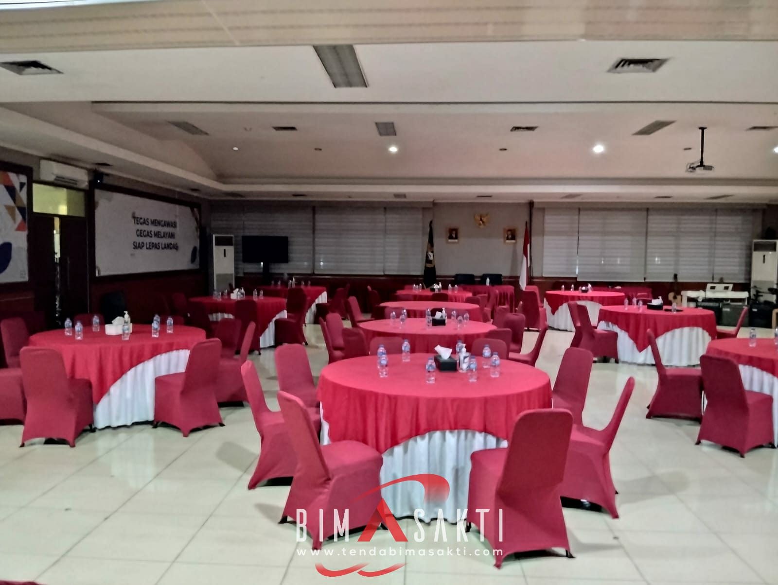 Setup meja bulat VIP untuk gala dinner kantor di Jakarta Pusat