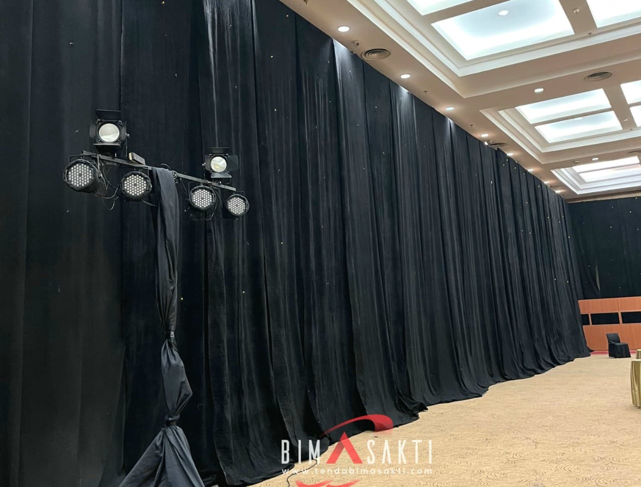 Sewa black curtain Jakarta – Tenda Bimasakti menyediakan tirai hitam elegan untuk backdrop panggung dan dekorasi event.