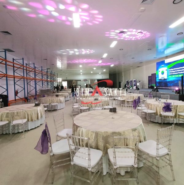 Sewa kursi Tiffany transparan untuk dekor event elegan