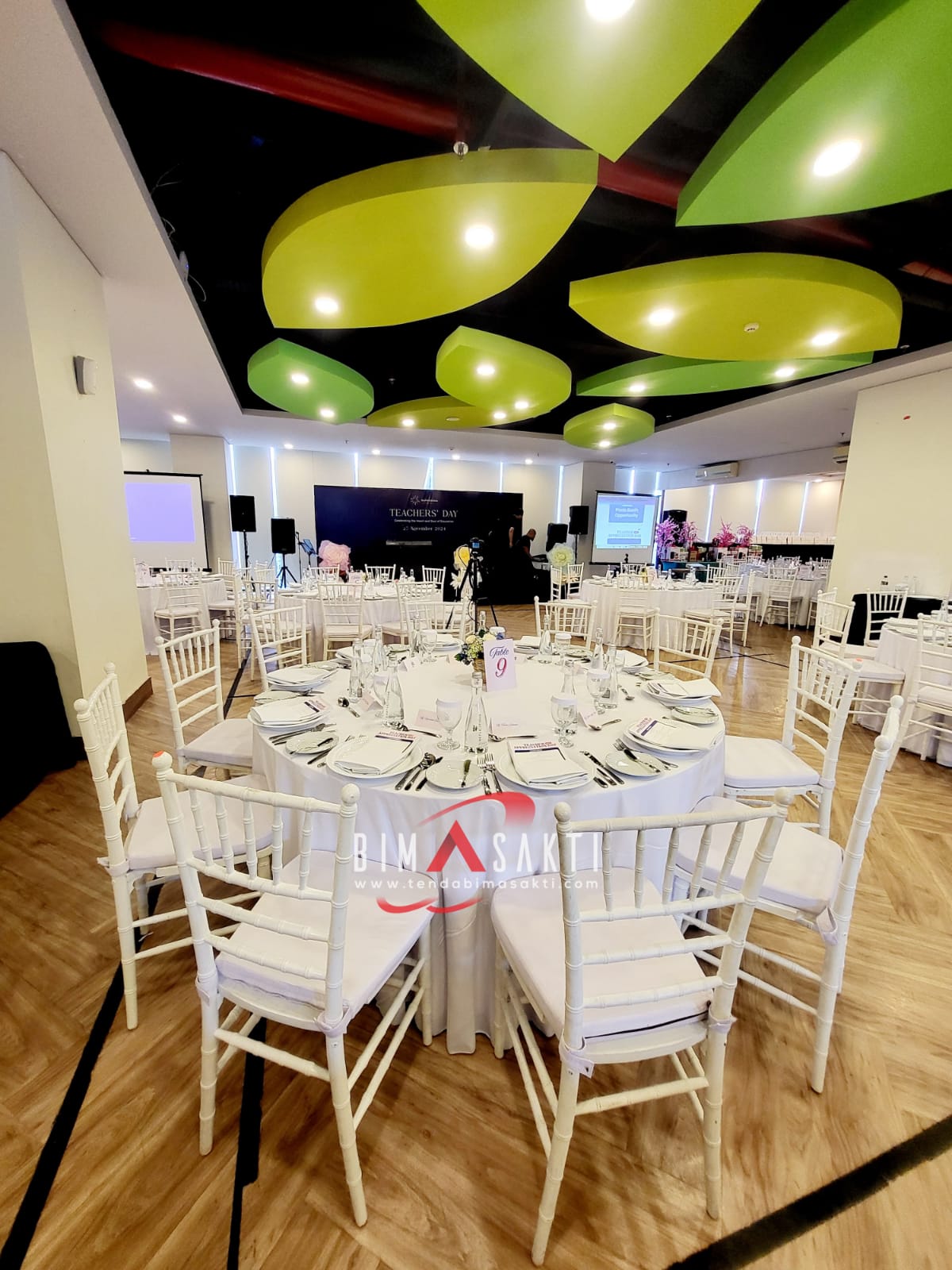 Rental kursi Tiffany Jakarta – kursi dekoratif untuk pesta, gathering, dan pameran