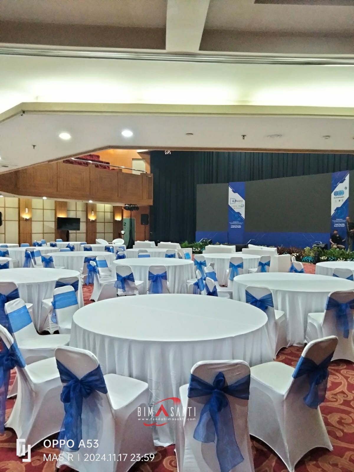 Setup meja bulat VIP untuk gala dinner kantor di Jakarta Pusat