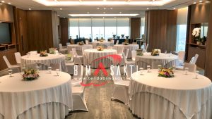 Meja bulat event perusahaan di ballroom hotel Jakarta Selatan