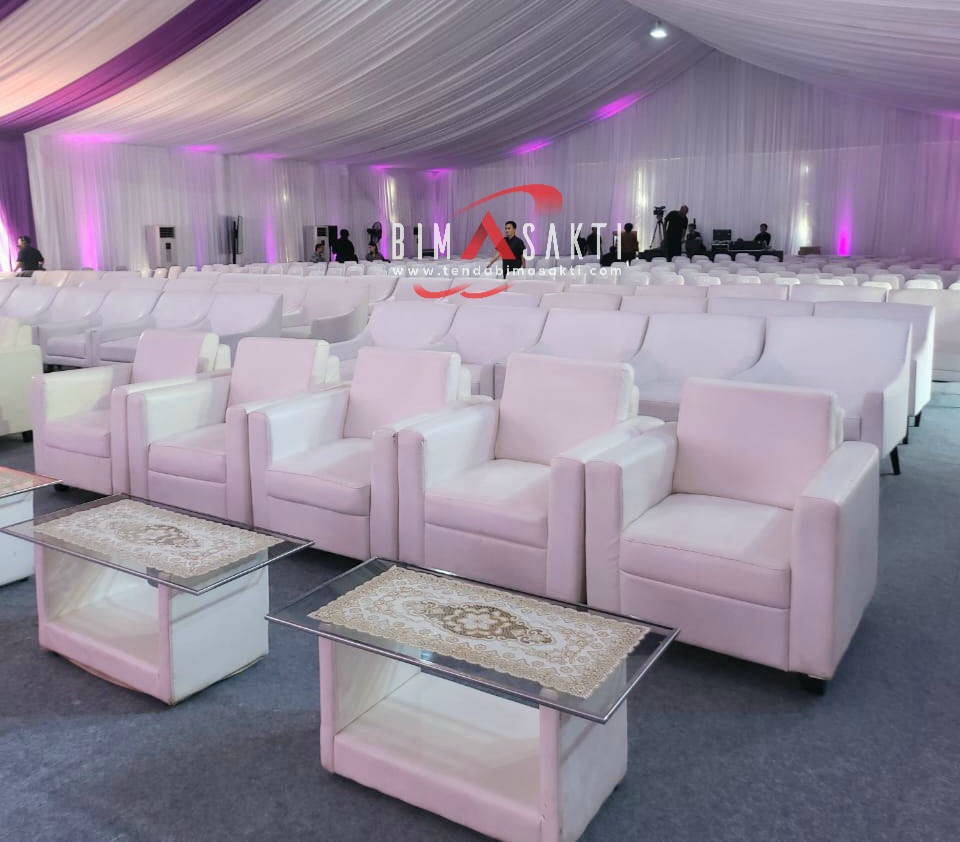 Sewa sofa dan meja Jakarta – Tenda Bimasakti menyediakan set lounge elegan untuk event, pameran, dan pesta.