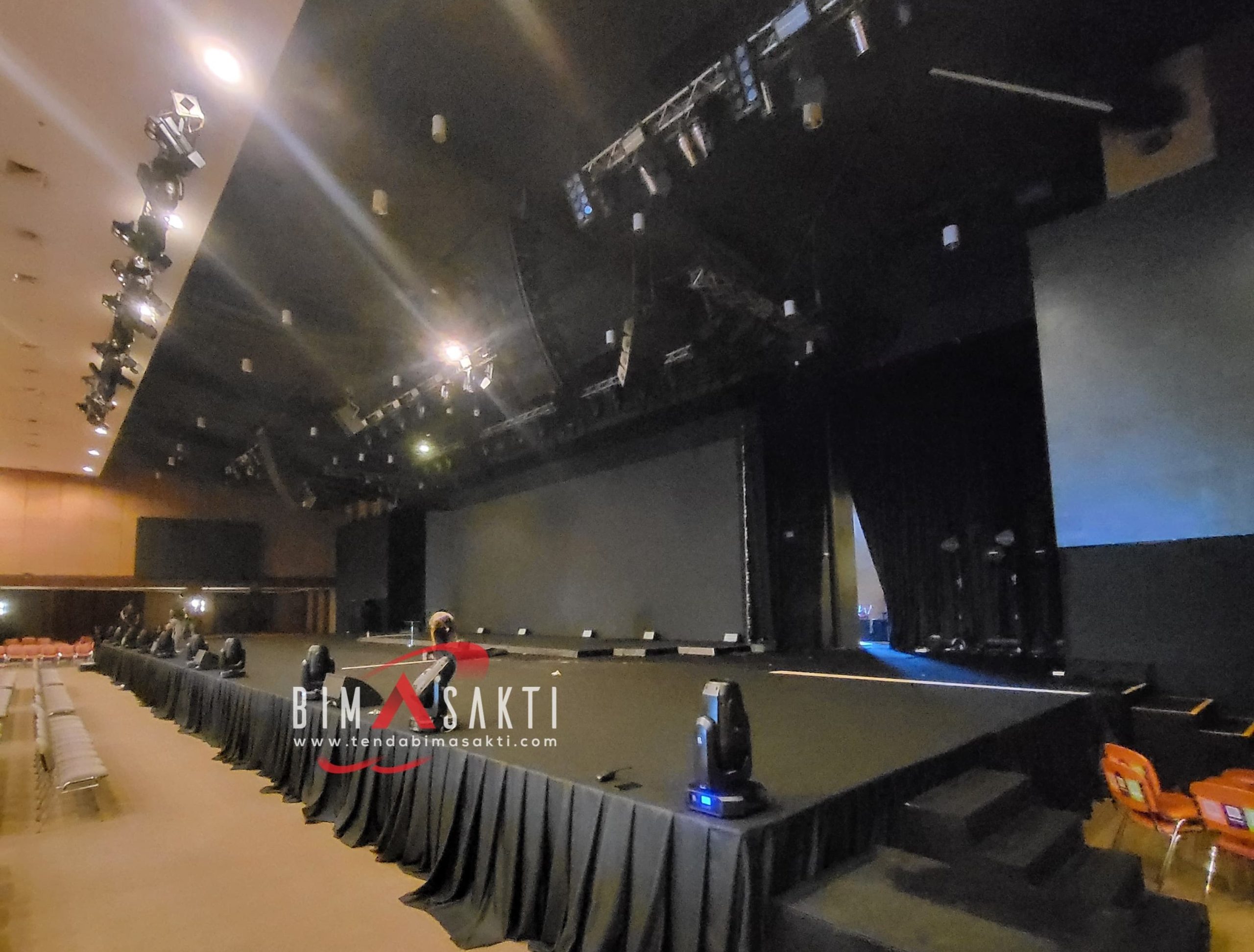 Sewa sound system dan lighting Jakarta – Tenda Bimasakti menyediakan perlengkapan audio visual untuk event dan konser.