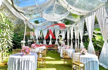 Dekorasi event outdoor tema garden party elegan di Jakarta oleh Tenda Bimasakti
