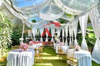 Dekorasi event outdoor tema garden party elegan di Jakarta oleh Tenda Bimasakti