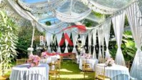 Dekorasi event outdoor tema garden party elegan di Jakarta oleh Tenda Bimasakti