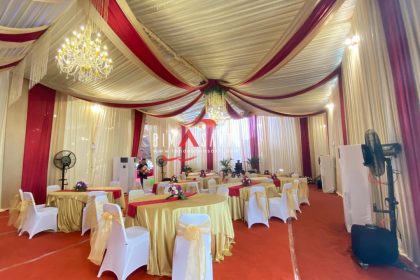 biaya sewa tenda pernikahan di Jakarta – contoh tenda pernikahan dekor elegan untuk acara di rumah